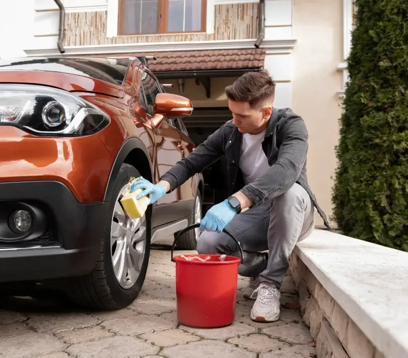 Lavage auto à domicile Léotoing : professionnel intervenant sur un véhicule